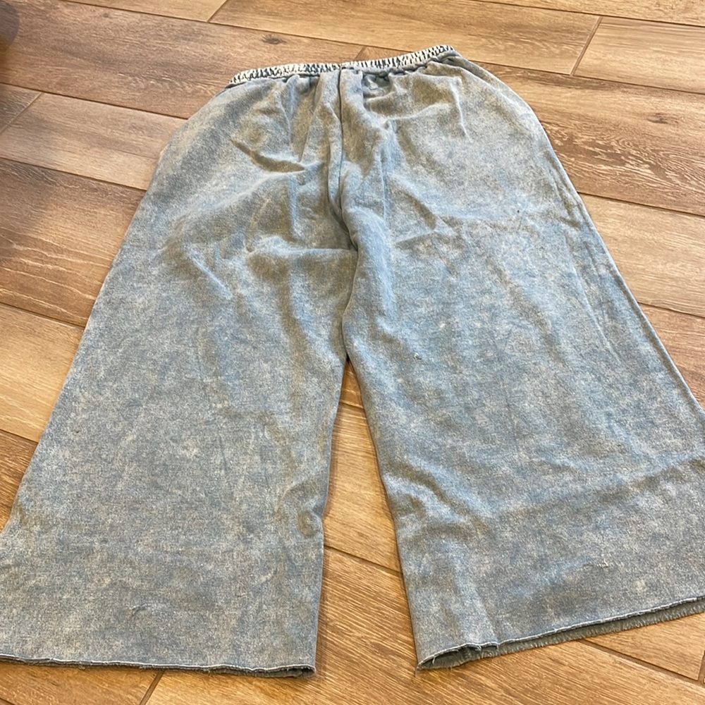 Zenana Wide Leg Cropped Sweatpants MEDIUM Raw Hem Drawstring Waist Side Pockets - Picture 9 of 9
